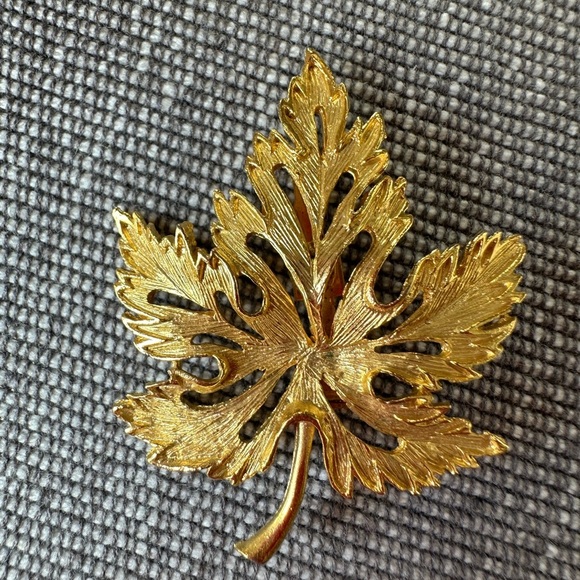 Vintage Gold Leaf Brooch - Picture 4 of 15